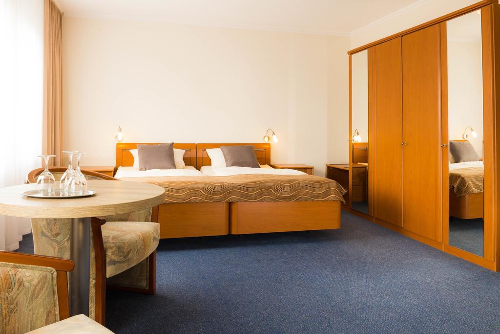 Strand Hotel Nordsee, Hotel Deichlaeufer ทอสเซินส์ ภายนอก รูปภาพ